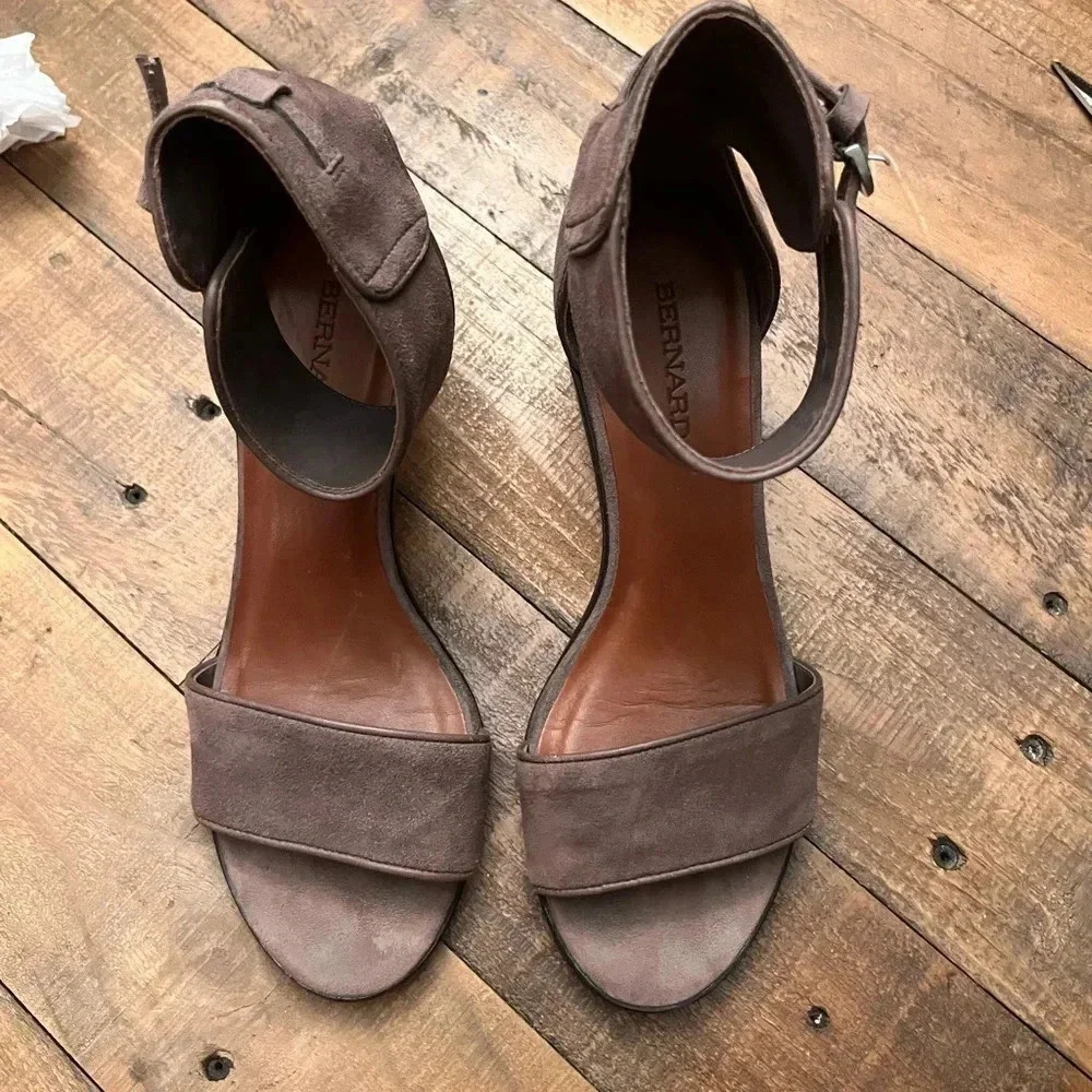 💗 Bernardo Suede Heels - Size 6M